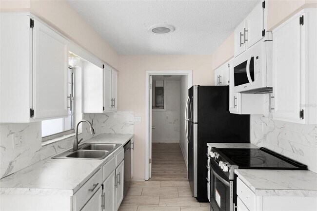 Building Photo - 20639 SW Rainbow Lakes Blvd