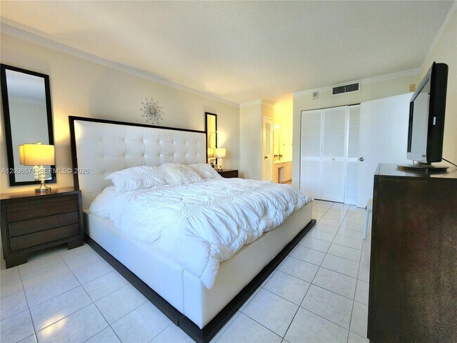 Building Photo - 2030 S Ocean Dr