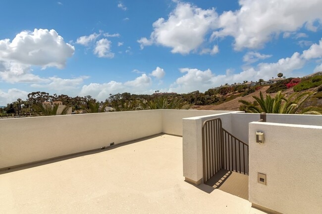 Building Photo - SOUTHCOVE Luxury: SPACIOUS TOWNHOME with O...
