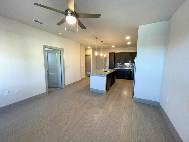 Primary Photo - 551 E Finley Blvd