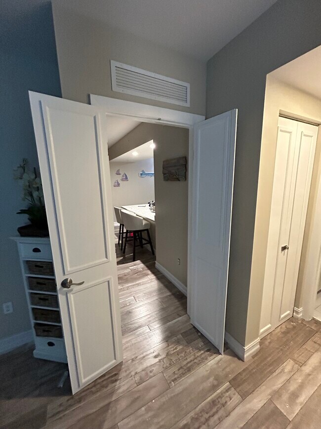 Building Photo - 3000 Oasis Grand Blvd