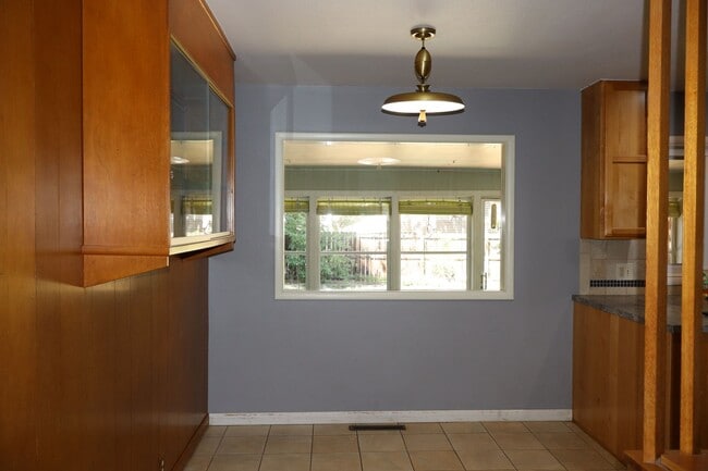 Building Photo - Character, Comfort, and Convenience on Wes...