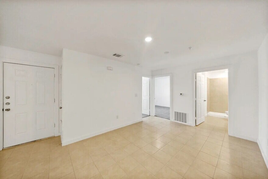 Building Photo - 903 Canterbury