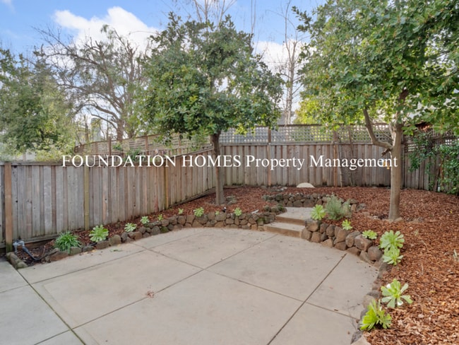 Building Photo - 33 Ranch Dr