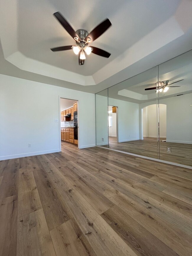 Building Photo - NEWLY LISTED & READY TO DAZZLE!