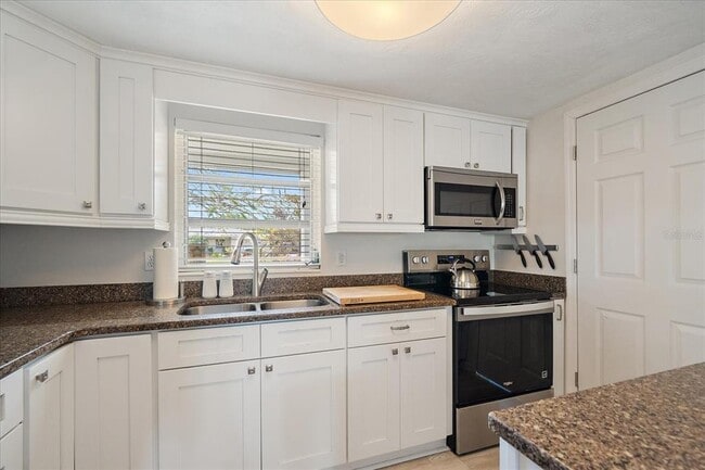 Building Photo - 2650 Leafy Ln