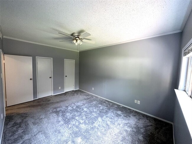 Building Photo - 7037 N Holiday Dr