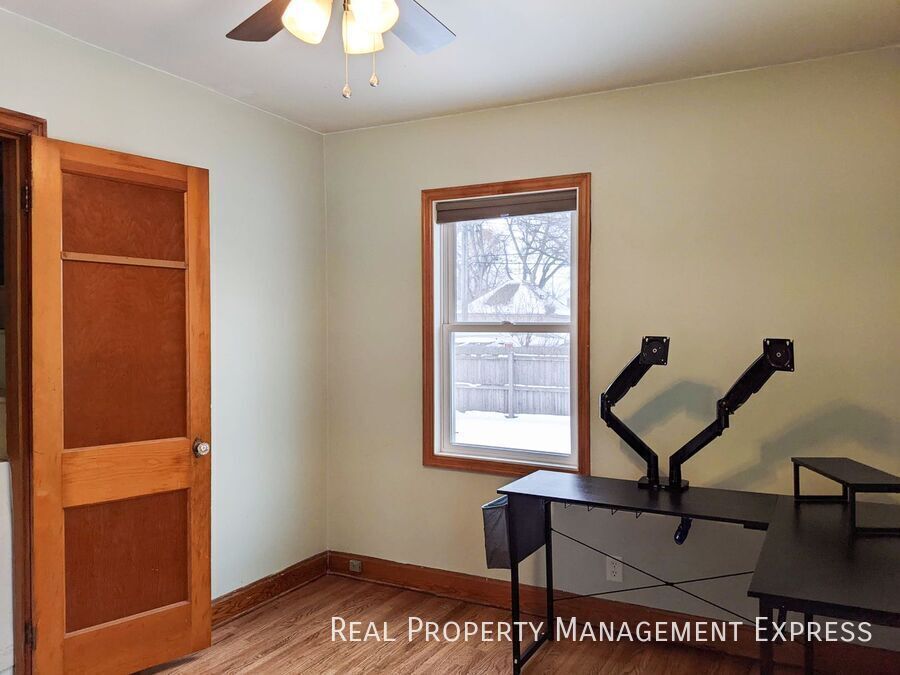 Building Photo - 3 Bed House w/ Fenced-In Yard