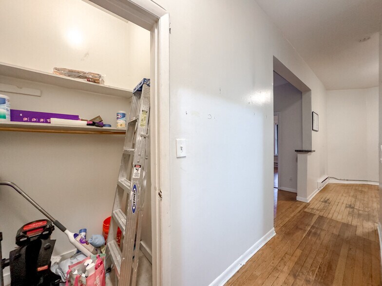 Building Photo - 917 W Waveland Ave