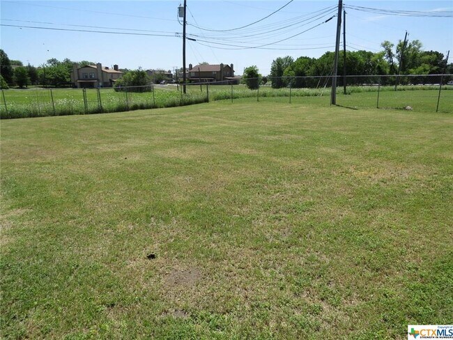 Building Photo - 1602 Benttree Dr