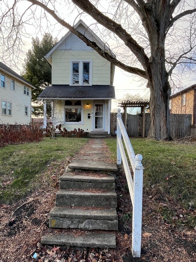 Building Photo - Charming 2 bedroom 2.5 bath single family ...