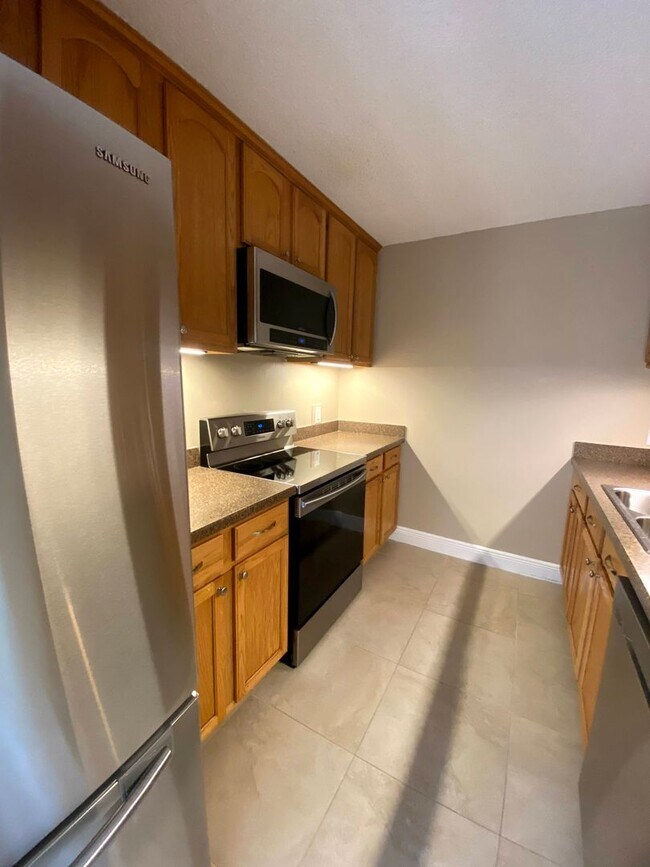 Building Photo - Beautiful and well-maintained 2BR/2BA town...