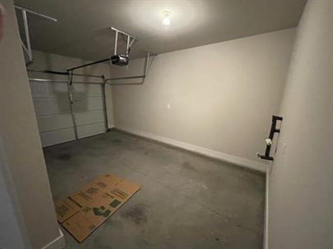 Building Photo - Spacious - Close to Downtown Greenville 3/2.5 Available April 1st