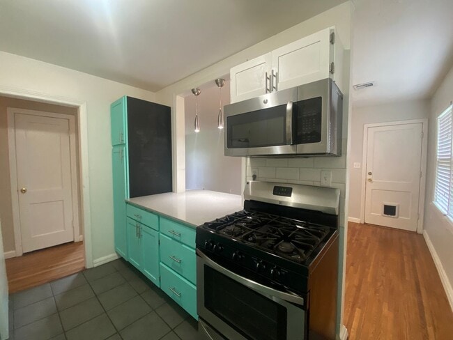 Building Photo - Charming Brookside Bungalow on large corne...