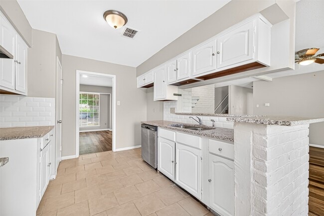 Building Photo - 403 Mistywood Dr