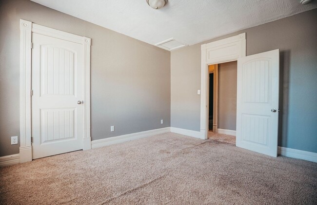 Building Photo - Stunning 5 bed 2 bath House ** Beautiful Upscale Living!!