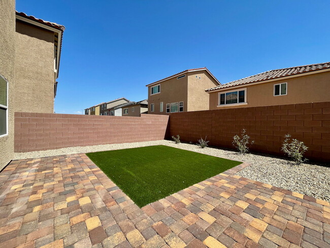 Building Photo - BEAUTIFUL 5 BED 3.5 BATH 3 FLOORS 2 CAR GARAGE SINGLE FAMILY HOME W/ LARGE LOFT & BACKYARD FOR RENT!