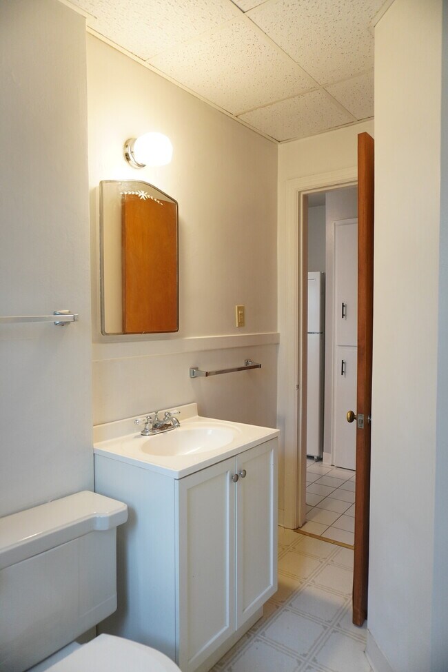 Building Photo - 425