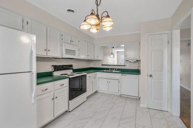 Building Photo - 2 Bedroom Condo For Rent Near Memorial Drive!