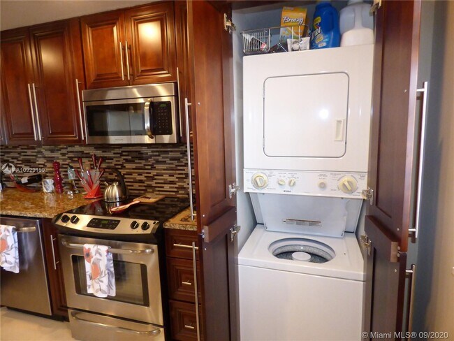 Building Photo - 1523 E Hillsboro Blvd