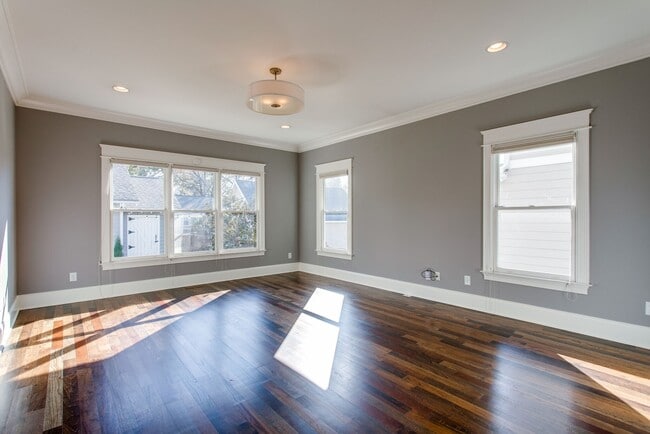 Building Photo - 142 40th Ave N