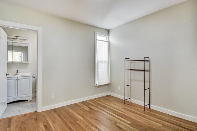 Building Photo - Spacious and Tastefully Remodeled Upper Flat