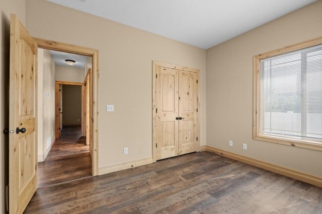 Building Photo - 2612 Eastview Dr