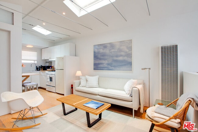 Building Photo - 757 1/2-757 1/2 Milwood Ave