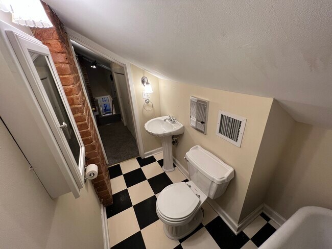 Guest Bath 2 - 5321 Magazine St