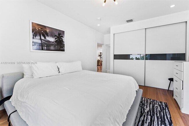Building Photo - 6145 La Gorce Dr