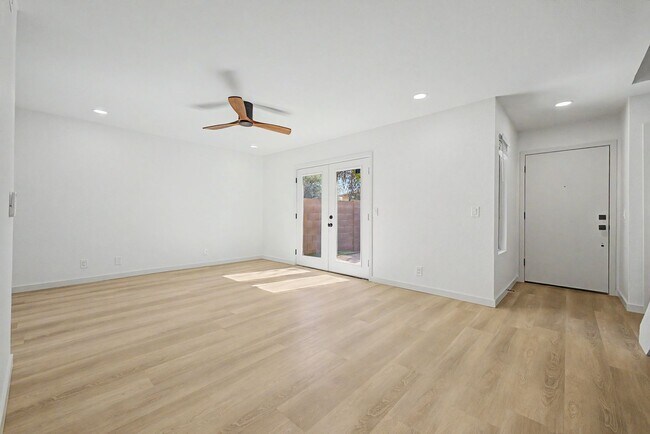 Building Photo - Remodeled 3BR End Unit Townhome in South Tempe | Private Yard + Covered Parking