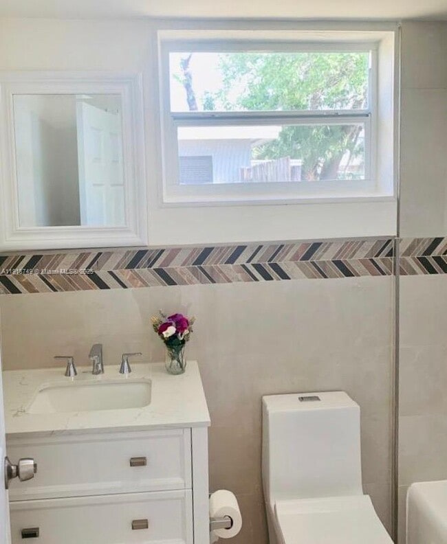 Building Photo - 1810 SW 22nd Ave