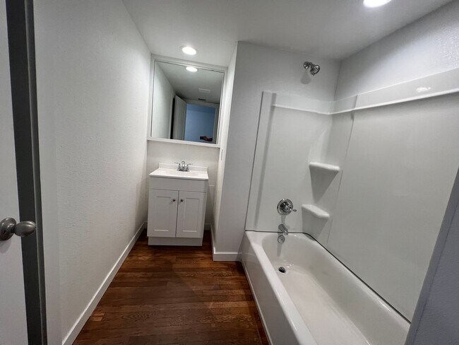 Building Photo - Cute 3-bedroom, 2-bath