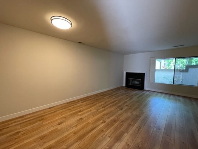 Building Photo - Nicely updated 3 bedroom, 2 bath 2 story t...