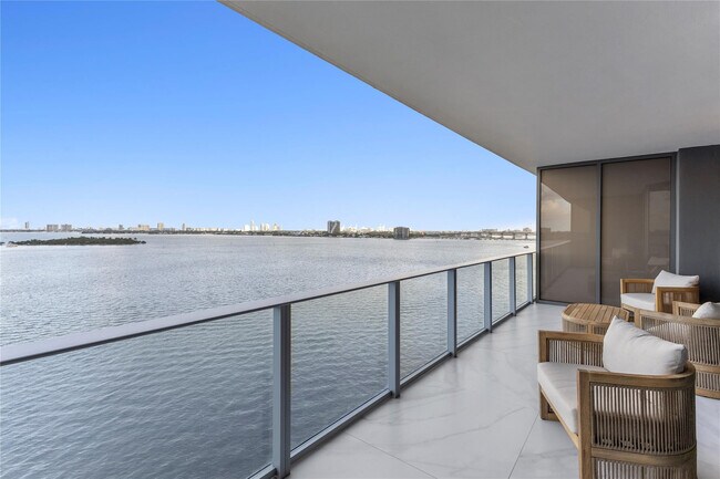 Building Photo - 700 NE 24th St