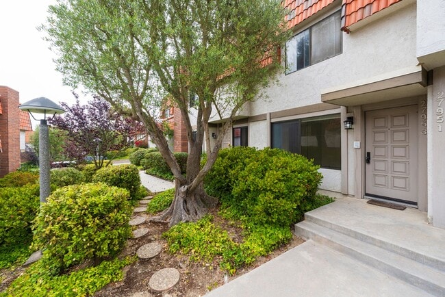 Building Photo - RPV Remodeled 2 bed 3 bath townhome in gat...