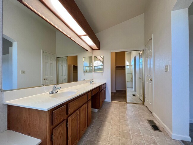 Building Photo - 3 Bedroom, 2 Bathroom Popular North Napa Rancho Las Flores Area