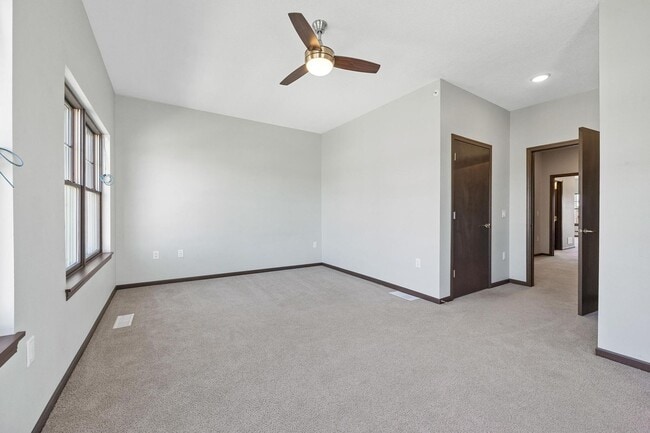 Building Photo - End Unit Townhome Just Blocks Away From Do...