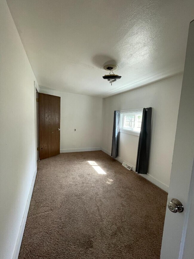Building Photo - 211 W Elm Ave
