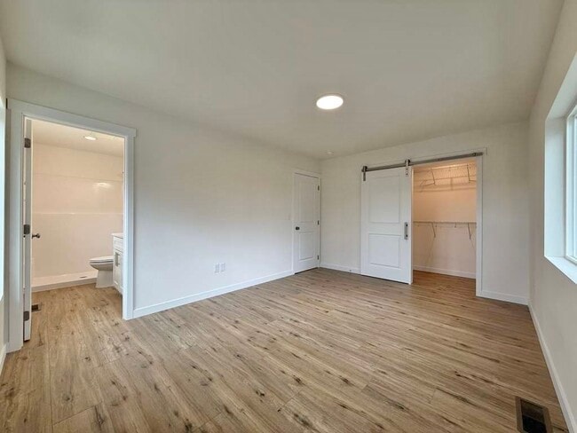 Building Photo - 3925 E 32nd Ave