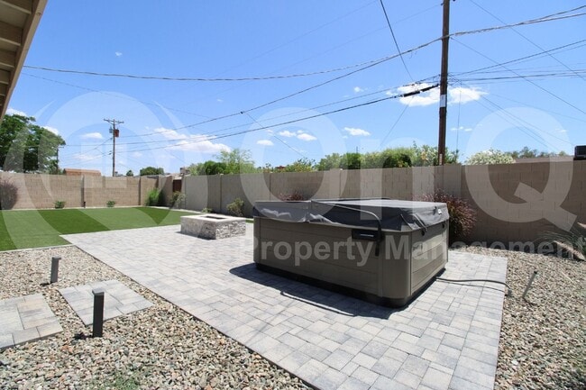 Building Photo - 8033 E Weldon Ave