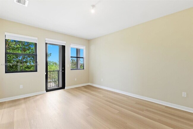 Building Photo - Northwest 61 Lane, Doral, FL 33178 - 4 BR 3.5 BA Townhouse