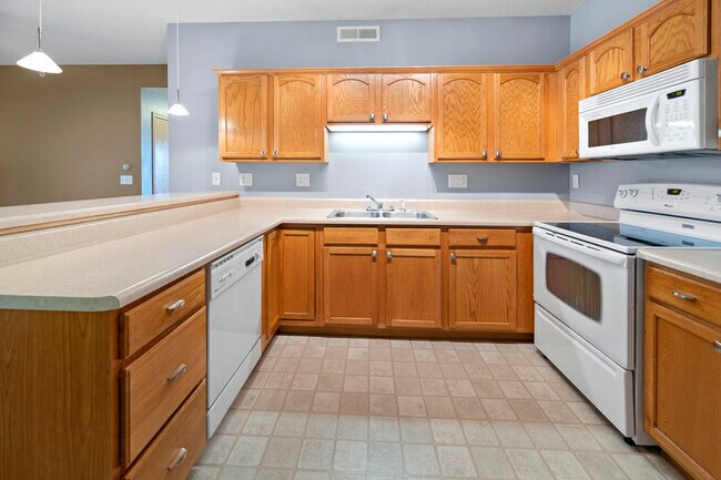 Building Photo - 870 W Cherry St