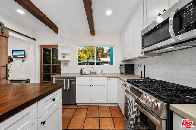 Building Photo - 2624 S Palm Grove Ave