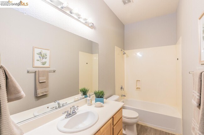 Building Photo - 1055 Meadow Brook Dr