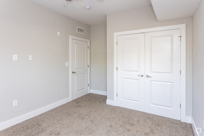 2BR, 2BA - 1,005 SF - Bedroom - Preston Valley Apartments