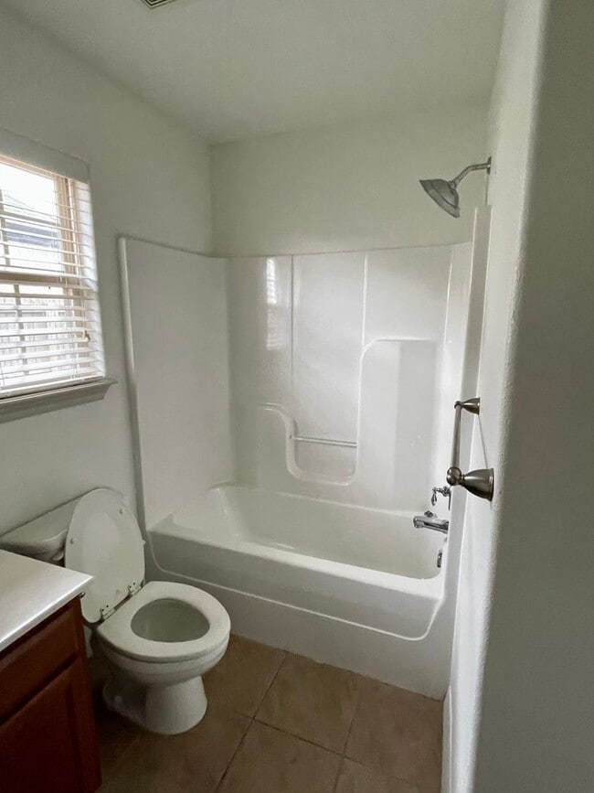 Building Photo - Gorgeous 3 Bedroom/ 2 Bath Home for Rent i...