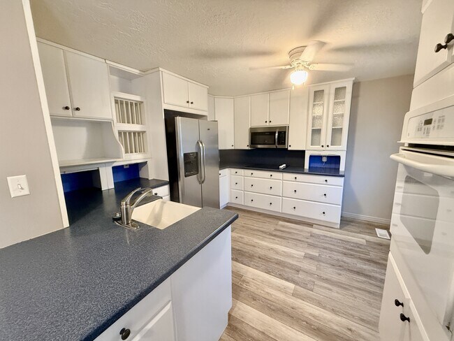 Building Photo - 1021 N 925 E St