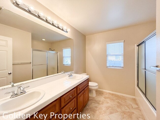 Building Photo - Beautiful Executive home located in the Ra...