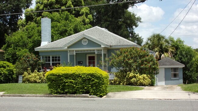 Building Photo - Walk to Lake Hollingsworth...Available Now